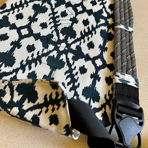 KAVU Navy/Cream Shoulder Bag - Picture 8 of 8